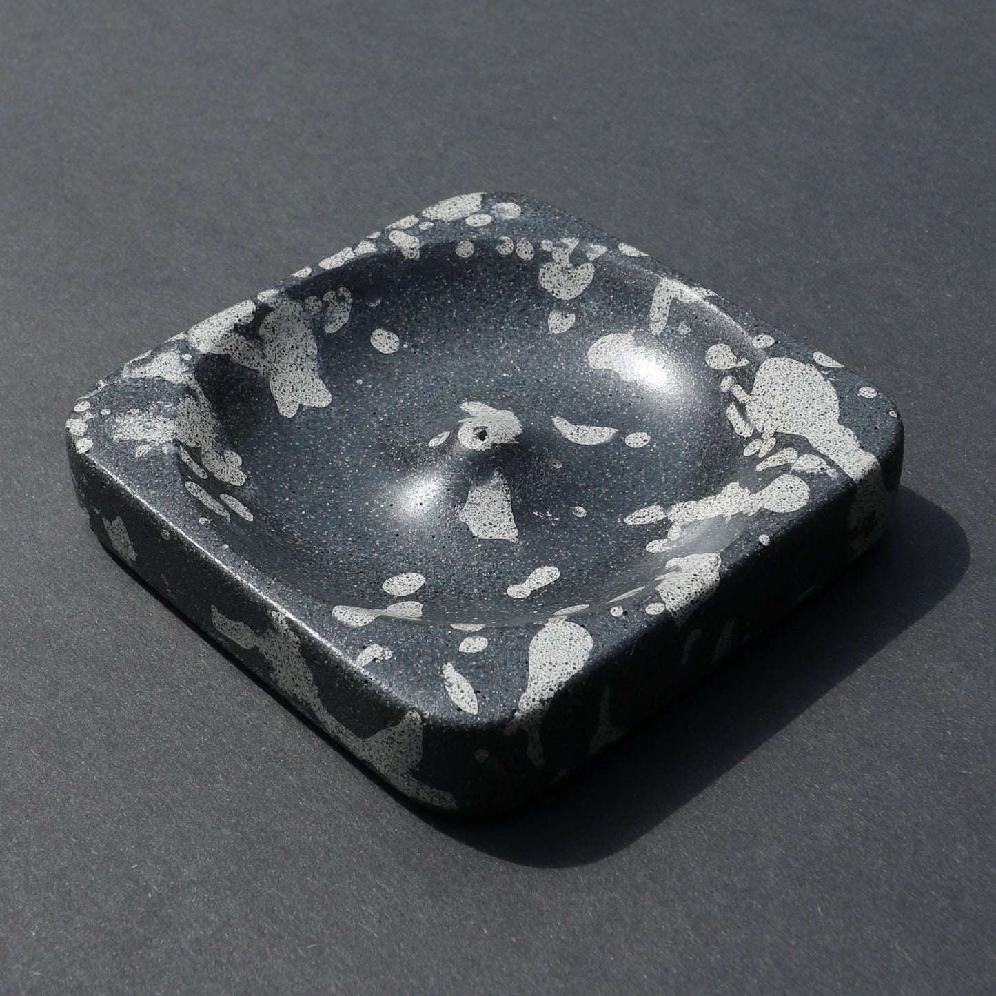 Splatter Concrete Incense Holder (Off White + Black)