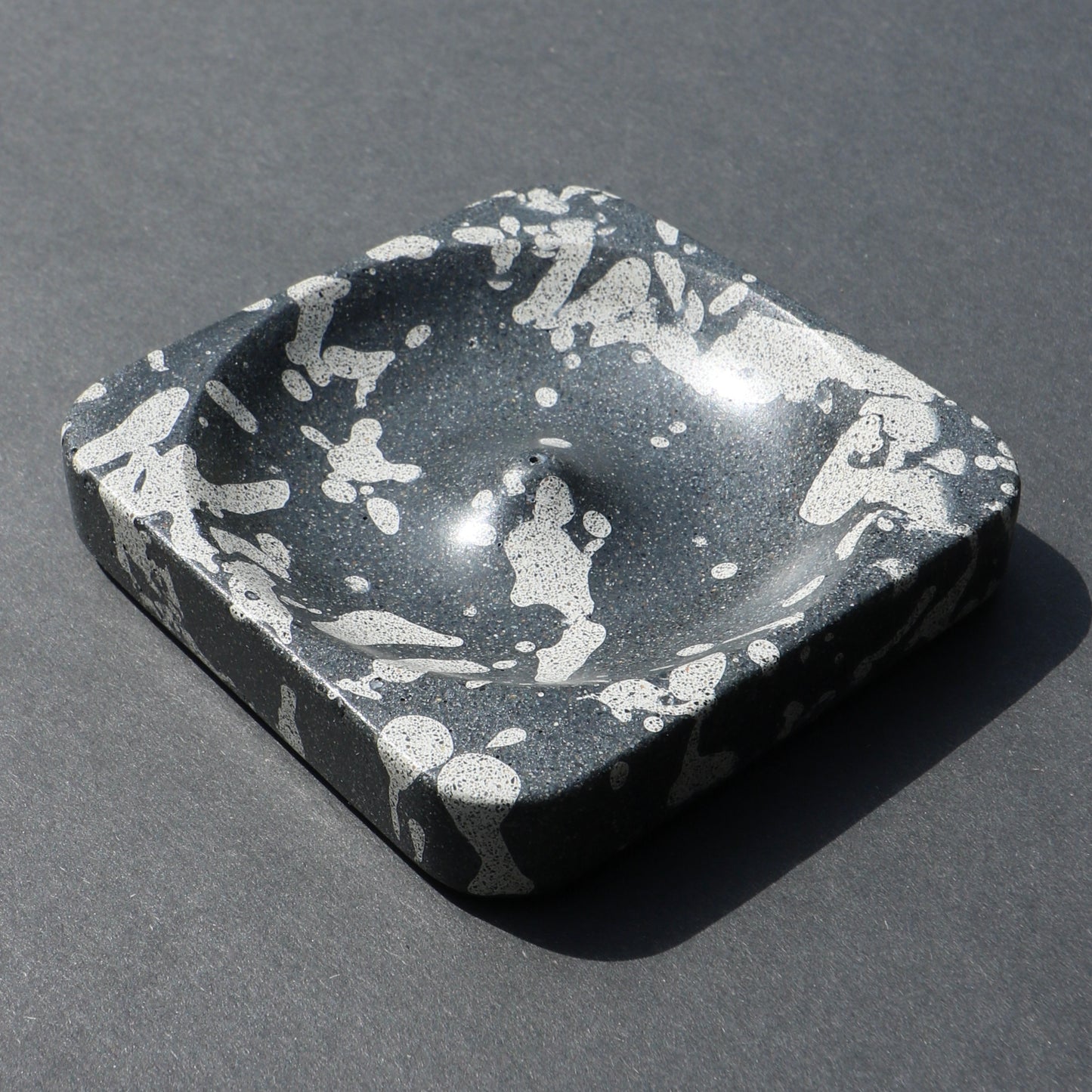 Splatter Concrete Incense Holder (Off White + Black)