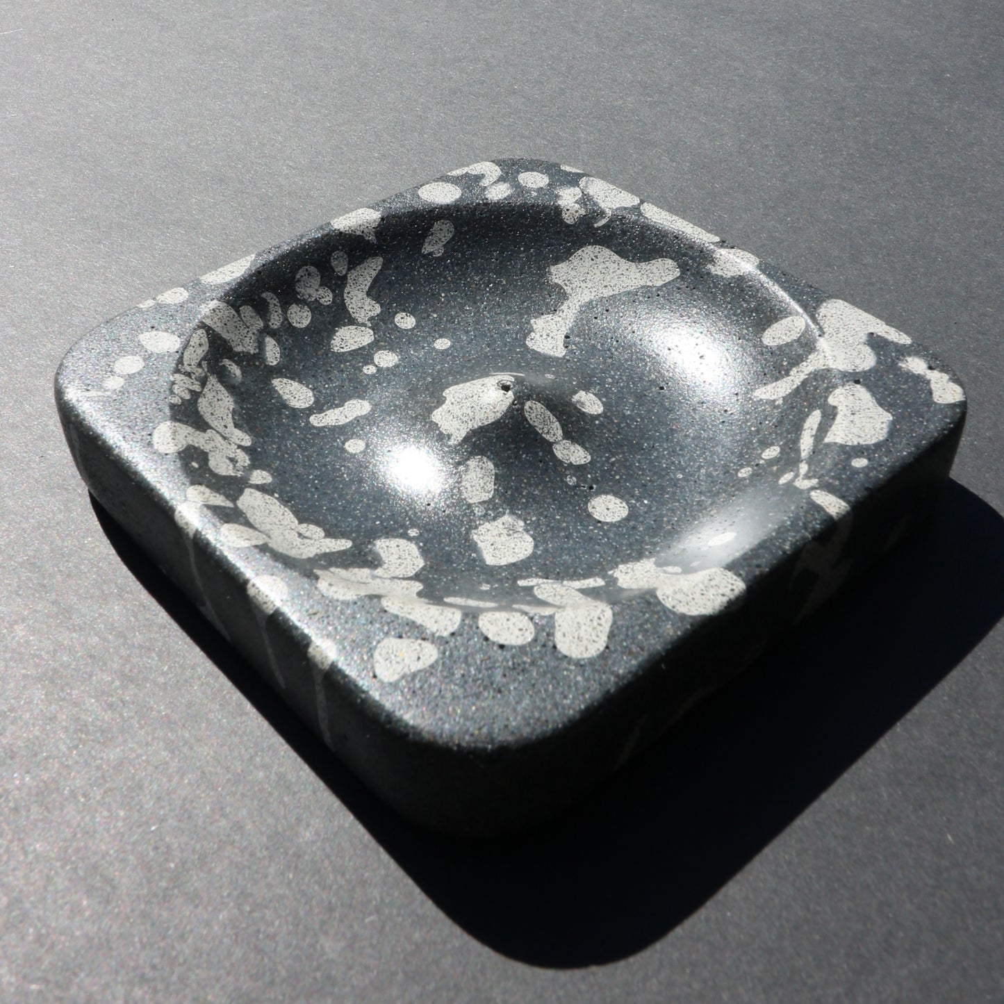 Splatter Concrete Incense Holder (Off White + Black)