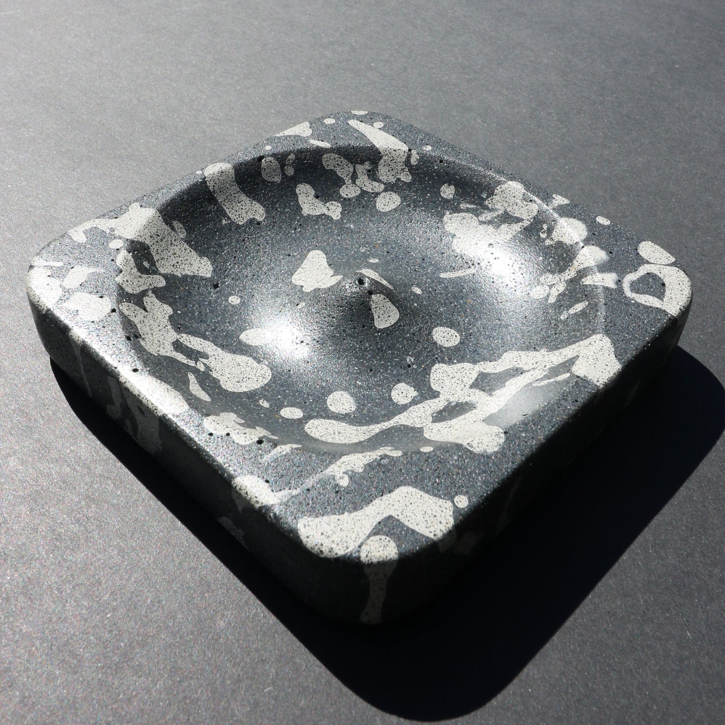 Splatter Concrete Incense Holder (Off White + Black)
