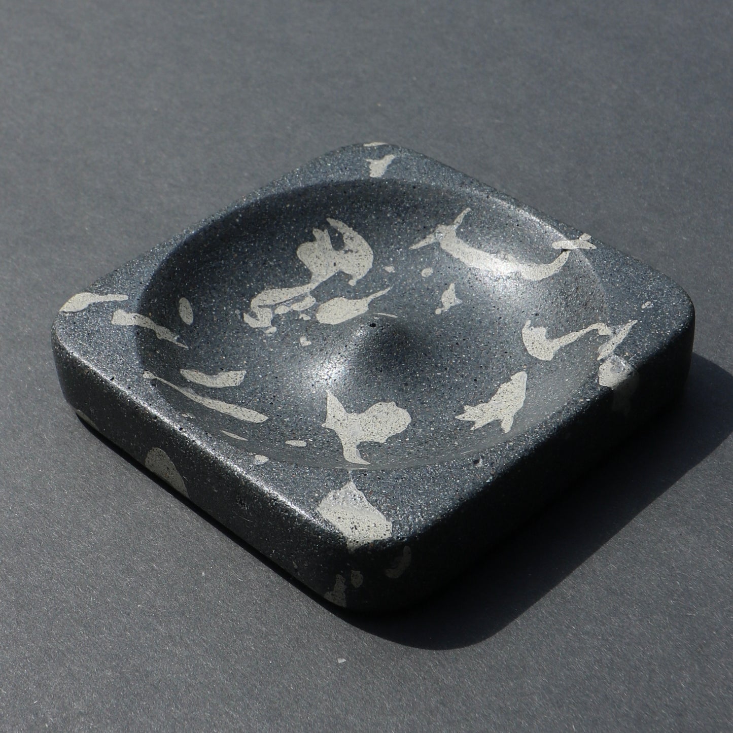 Marbled Concrete Incense Holder (Black + Off White)