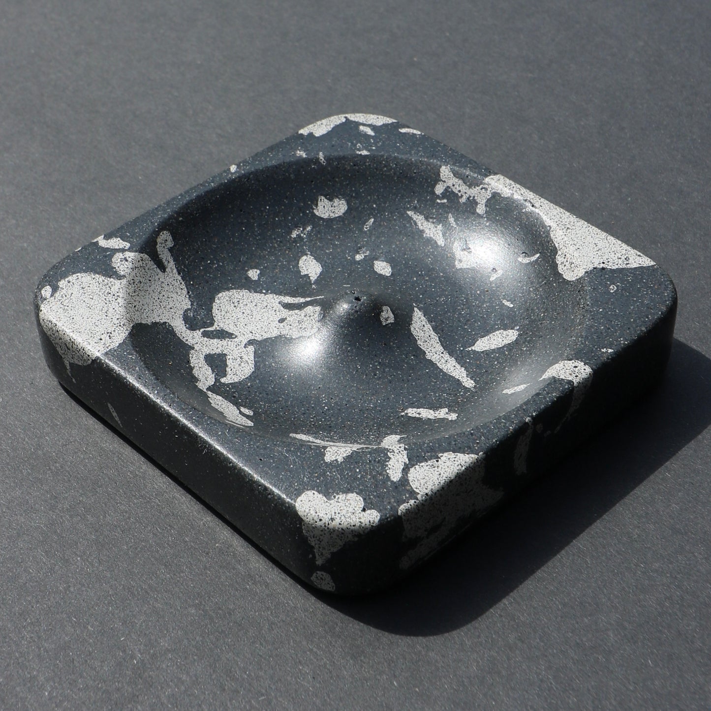 Splatter Concrete Incense Holder (Off White + Black)